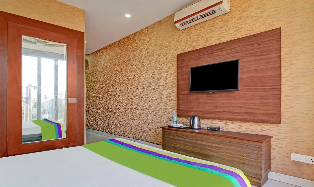 Treebo Trend Pearl Grand Zirakpur Hotel 3*,  India